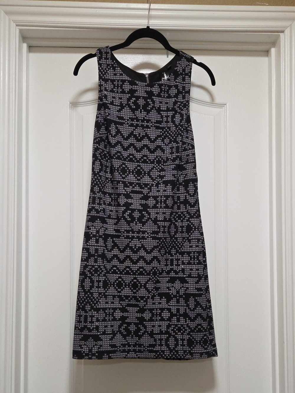 Black, White Geometric Seeveless Shift Dress Fully Lined Size 7 JUNIORS